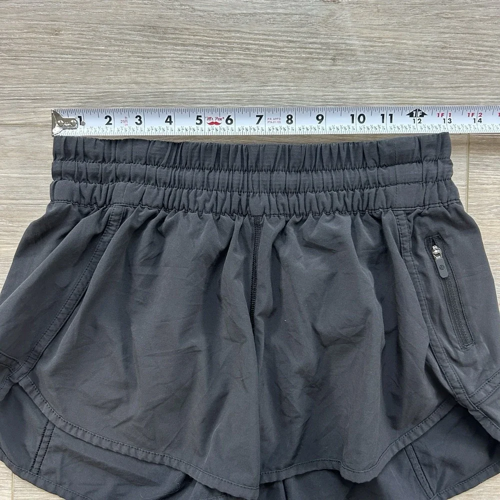 Lululemon Size 8 Tracker Short V 4